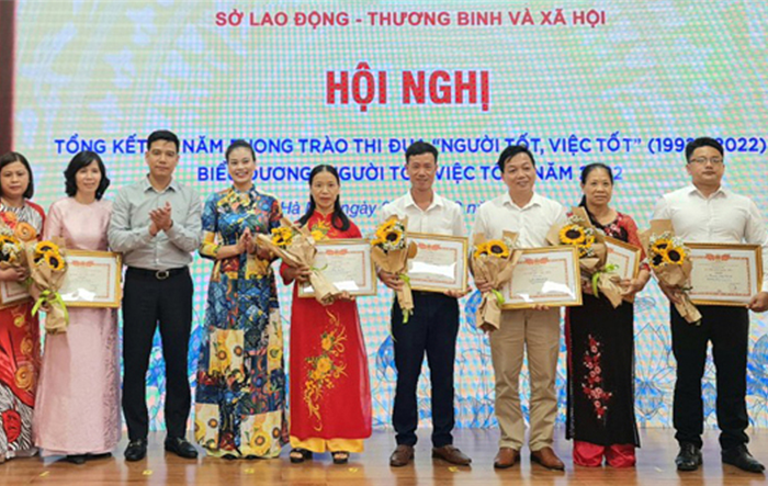 Chủ tịch UBND thành phố Hà Nội tặng danh hiệu ''Người tốt, việc tốt'' cho 14 cá nhân