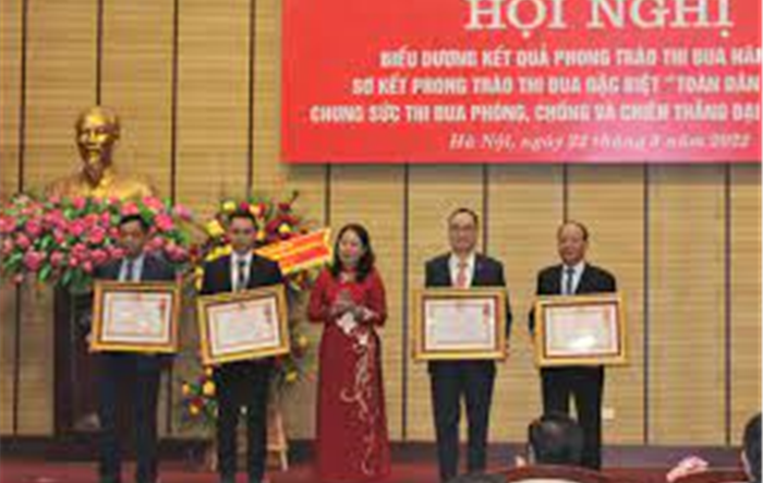 Chủ tịch UBND thành phố tặng danh hiệu “Chiến sĩ thi đua thành phố” cho 111 cá nhân