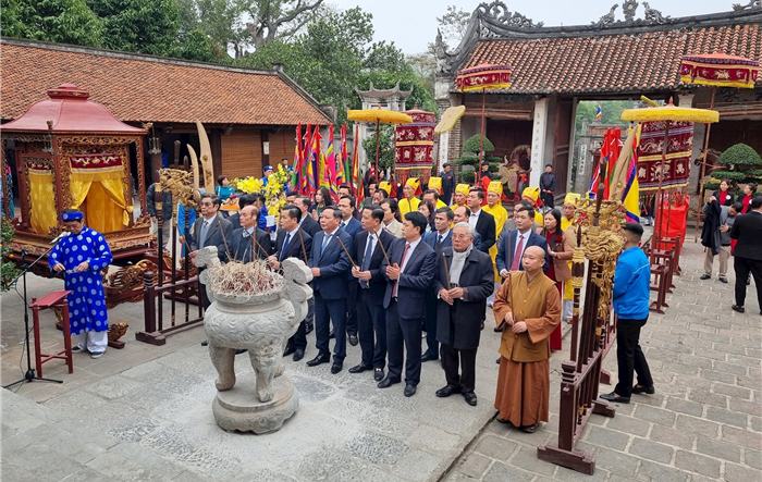 Phó Bí thư Thành uỷ Nguyễn Văn Phong dâng hương tại đền thờ Cổ Loa, huyện Đông Anh 