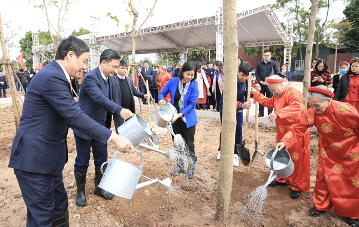 Phó Bí thư Thường trực Thành uỷ Nguyễn Thị Tuyến dự Lễ phát động Tết trồng cây xuân Quý Mão năm 2023 tại huyện Thanh Trì