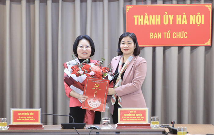 Phó Bí thư Thường trực Thành ủy Nguyễn Thị Tuyến trao Quyết định cán bộ tại Ban Tổ chức Thành ủy