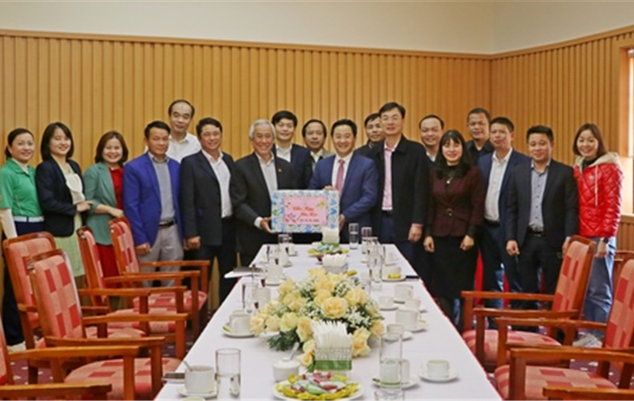 Lãnh đạo thị xã Sơn Tây động viên các doanh nghiệp sản xuất đầu năm