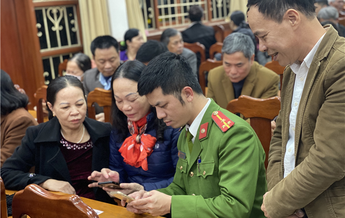 Quận Long Biên đồng loạt triển khai “Sổ tay đảng viên điện tử”
