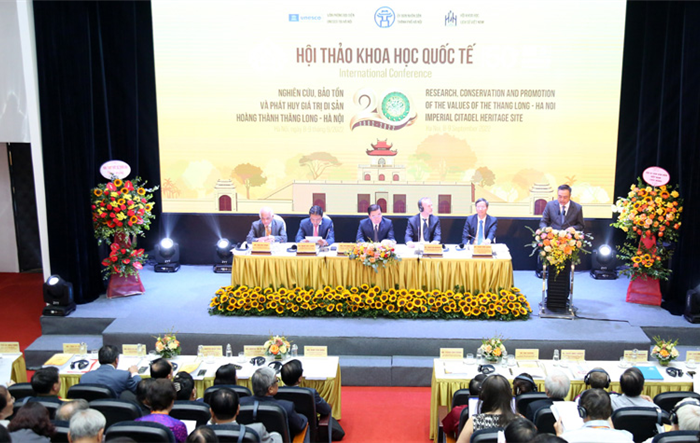 Khen thưởng các tập thể, cá nhân về tổ chức Hội thảo khoa học quốc tế “20 năm nghiên cứu, bảo tồn và phát huy giá trị di sản Hoàng thành Thăng Long - Hà Nội”