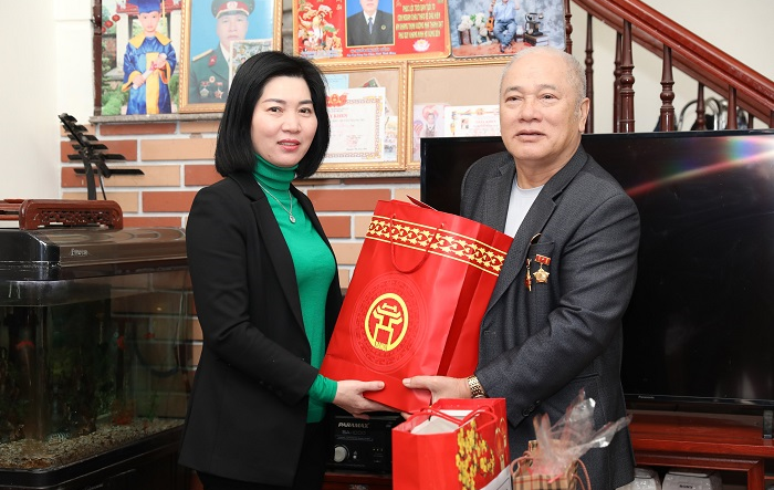 Phó Chủ tịch Thường trực HĐND thành phố Phùng Thị Hồng Hà thăm, chúc tết gia đình chính sách tại huyện Thanh Trì