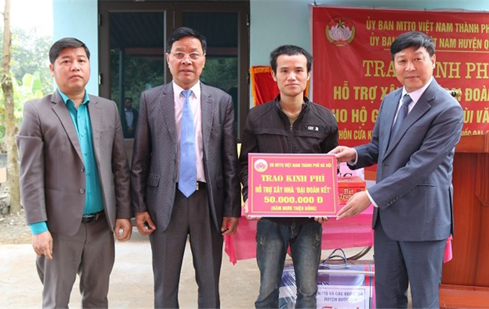 Lãnh đạo Mặt trận Tổ quốc Việt Nam thành phố trao nhà Đại đoàn kết và tặng quà Tết hộ nghèo ở huyện Quốc Oai