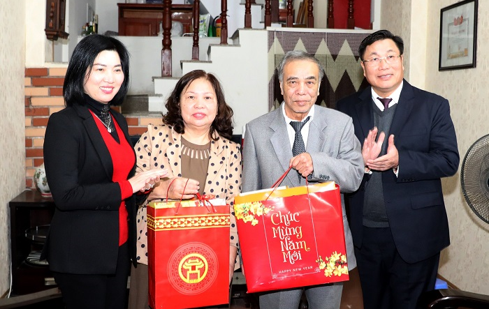 Phó Chủ tịch Thường trực HĐND thành phố Phùng Thị Hồng Hà tặng quà cho gia đình chính sách quận Hoàng Mai