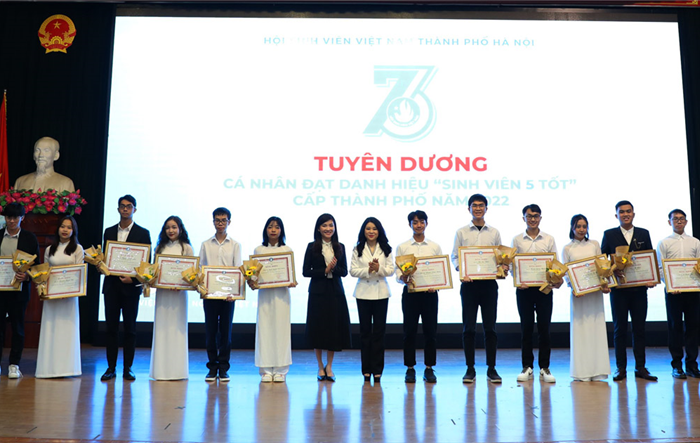 Lễ tuyên dương cá nhân, tập thể đạt danh hiệu “Sinh viên 5 tốt” cấp thành phố năm 2022