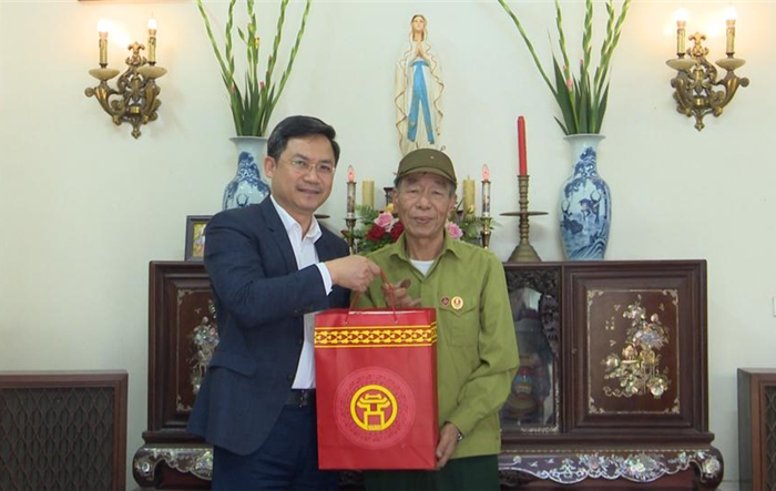 Phó Chủ tịch UBND thành phố Hà Minh Hải thăm, tặng quà tại huyện Thường Tín