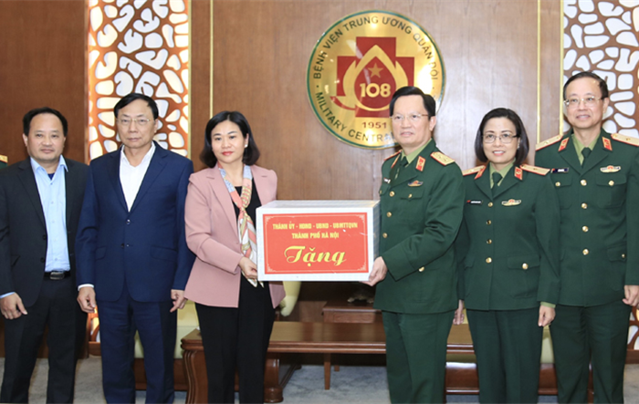 Phó Bí thư Thường trực Thành ủy Nguyễn Thị Tuyến thăm Bệnh viện Trung ương Quân đội 108