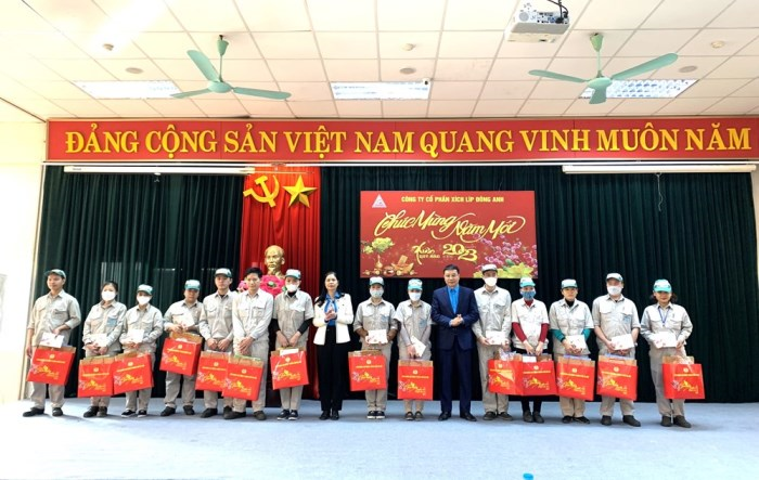 Lãnh đạo Liên đoàn Lao động thành phố tặng quà cho công nhân, lao động nhân dịp Tết Nguyên đán Quý Mão 2023