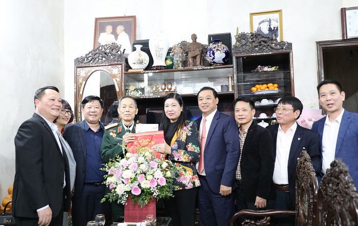 Chủ tịch Ủy ban MTTQ Việt Nam thành phố Nguyễn Lan Hương thăm, tặng quà gia đình chính sách tiêu biểu quận Tây Hồ