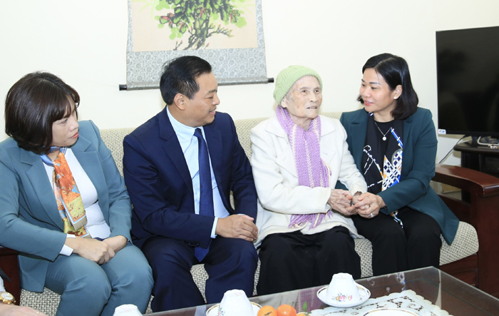 Phó Bí thư Thường trực Thành ủy Nguyễn Thị Tuyến tặng quà Tết gia đình chính sách quận Hai Bà Trưng