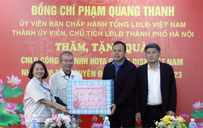 Chủ tịch Liên đoàn Lao động thành phố tặng quà cho công nhân Công ty HOYA Glass Disk Việt Nam 