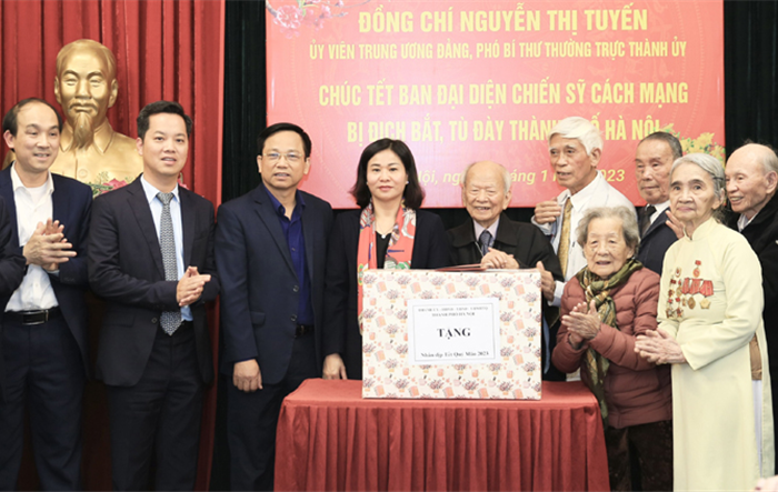 Phó Bí thư Thường trực Thành ủy Nguyễn Thị Tuyến thăm, chúc Tết Ban đại diện Chiến sĩ cách mạng bị địch bắt tù đày