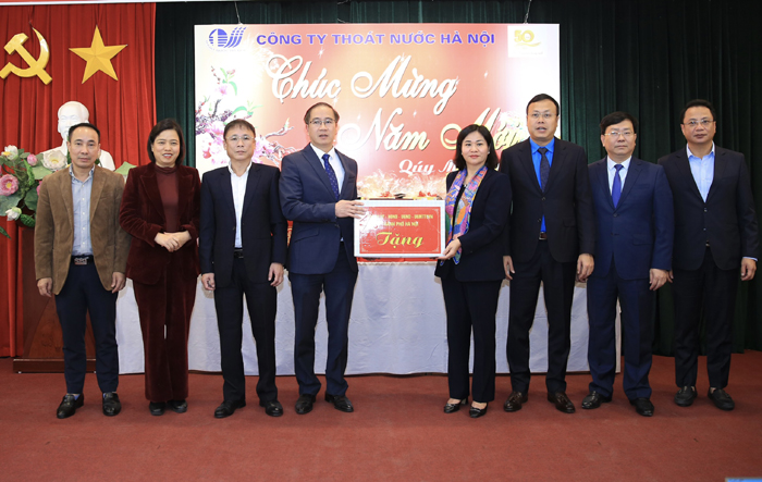 Phó Bí thư Thường trực Thành ủy Nguyễn Thị Tuyến thăm, tặng quà Tết Công ty TNHH MTV thoát nước Hà Nội