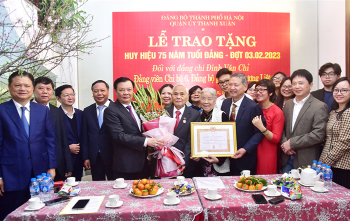 Bí thư Thành uỷ Đinh Tiến Dũng trao Huy hiệu 75 tặng đồng chí Đinh Văn Chỉ