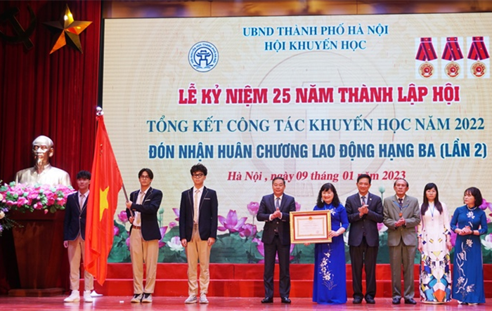 Hội Khuyến học Hà Nội kỷ niệm 25 năm thành lập, đón nhận Huân chương Lao động Hạng Ba