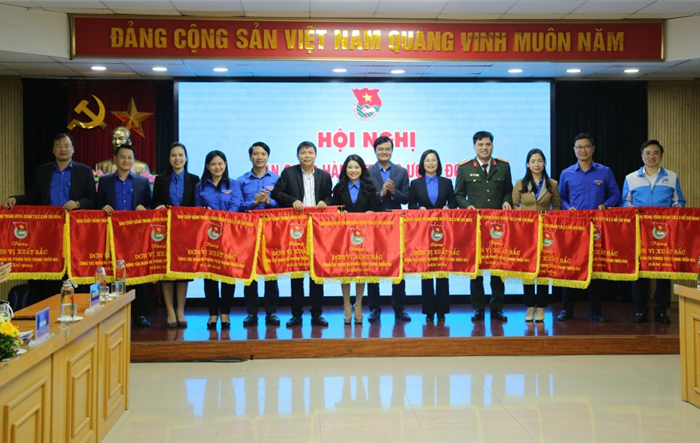 Thành đoàn Hà Nội được nhận Cờ thi đua xuất sắc trong công tác Đoàn toàn quốc