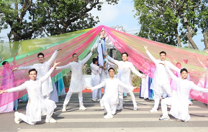 Rực rỡ sắc màu văn hóa tại “Carnaval Thu Hà Nội” với chủ đề “Thu Hà Nội - Đến để yêu”