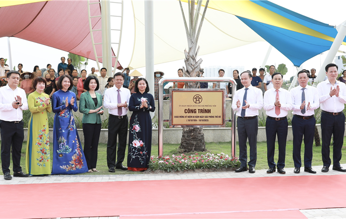 Phó Bí thư Thường trực Thành uỷ dự lễ gắn biển công trình Công viên Ngọc Thuỵ chào mừng Ngày Giải phóng Thủ đô