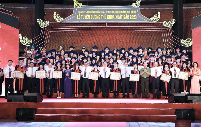 Tuyên dương thủ khoa xuất sắc tốt nghiệp các trường đại học, học viện trên địa bàn Hà Nội
