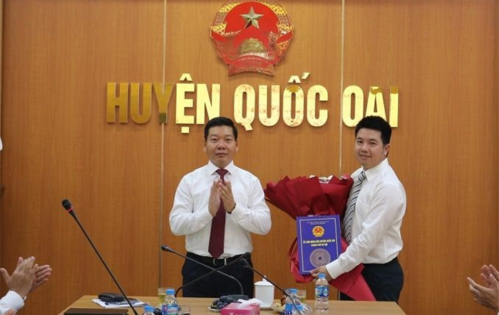 Công bố quyết định Phó Giám đốc và giao Quyền Giám đốc Ban Quản lý dự án đầu tư xây dựng huyện