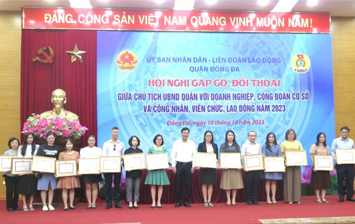 Lãnh đạo quận Đống Đa đối thoại với doanh nghiệp, công đoàn cơ sở và công nhân, người lao động