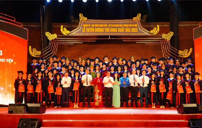 Vinh danh 96 Thủ khoa tốt nghiệp xuất sắc tốt nghiệp các trường đại học, học viện trên địa bàn thành phố năm 2023