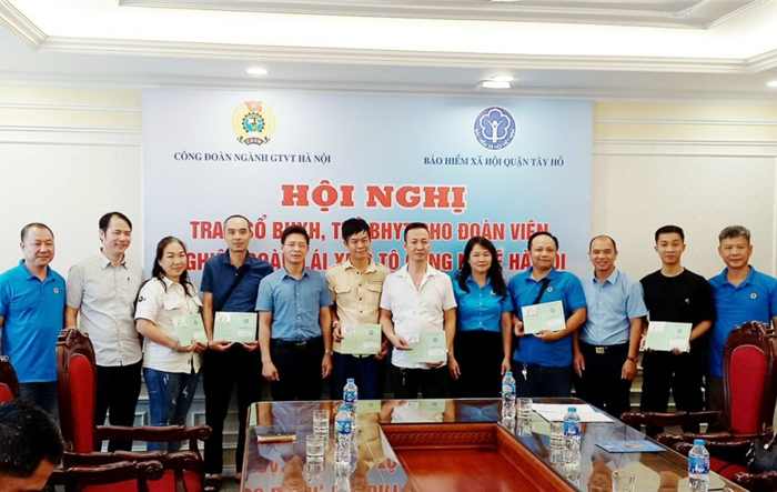 Công đoàn ngành giao thông vận tải: Trao thẻ BHYT và sổ BHXH cho đoàn viên Nghiệp đoàn Lái xe ô tô công nghệ Hà Nội