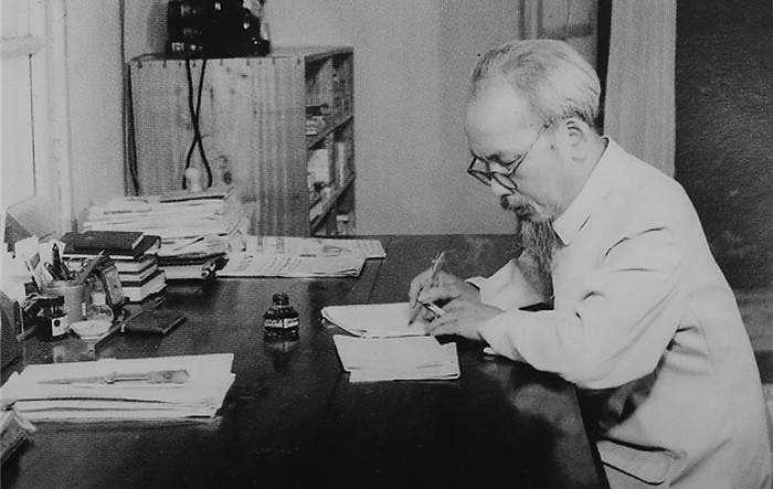 Hồ Chí Minh với việc lựa chọn con đường phát triển của dân tộc Việt Nam qua tác phẩm “Thường thức chính trị”