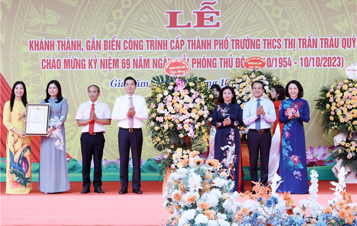 Gắn biển công trình Trường THCS thị trấn Trâu Quỳ, chào mừng 69 năm Ngày Giải phóng Thủ đô