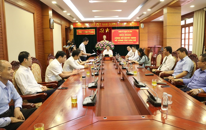 Hội nghị trao quyết định cho các đồng chí cán bộ diện Ban Thường vụ Quận ủy Nam Từ Liêm quản lý
