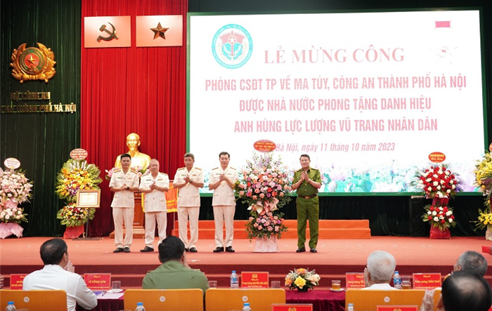 Phòng Cảnh sát điều tra tội phạm về ma túy Công an thàng phố nhận danh hiệu Anh hùng lực lượng vũ trang nhân dân