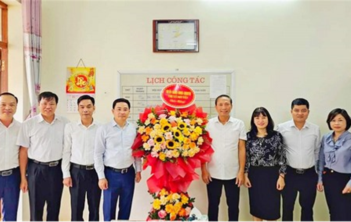 Lãnh đạo thị xã Sơn Tây chúc mừng Hội Nông dân thị xã nhân dịp kỷ niệm 93 năm Ngày thành lập Hội Nông dân Việt Nam