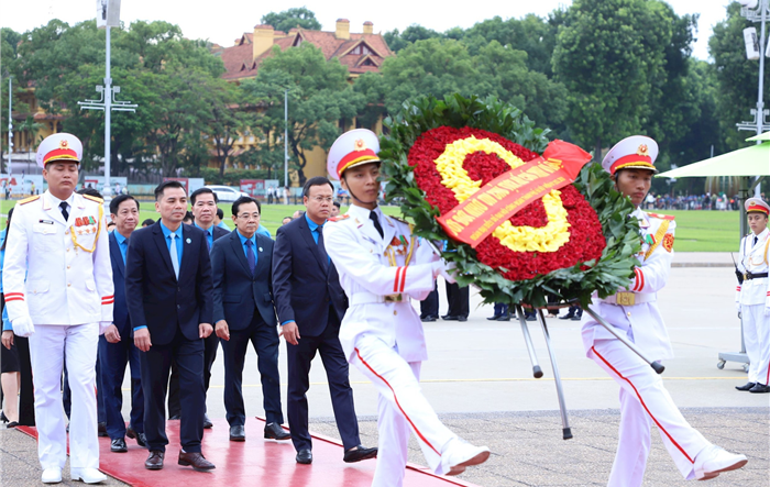Đoàn đại biểu dự Đại hội Công đoàn thành phố lần thứ XVII vào Lăng viếng Chủ tịch Hồ Chí Minh