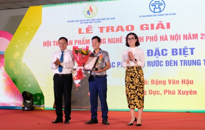 Nghệ nhân Đặng Văn Hậu nhận giải Đặc biệt tại Hội thi sản phẩm làng nghề thành phố Hà Nội