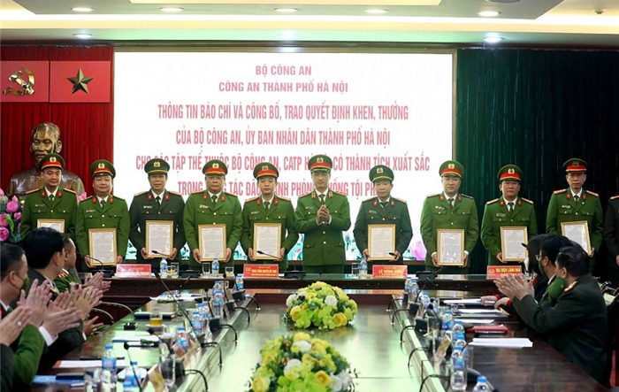 Chủ tịch UBND thành phố khen thưởng 4 cá nhân trong công tác đấu tranh, phòng chống tội phạm