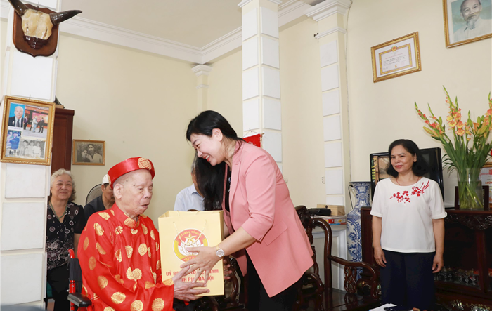 Chủ tịch Ủy ban Mặt trận Tổ quốc Việt Nam thành phố thăm, tặng quà người cao tuổi tiêu biểu tại quận Hai Bà Trưng