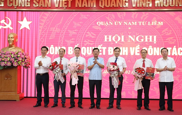 Hội nghị trao quyết định cho các đồng chí cán bộ diện ban thường vụ quận Ủy quản lý