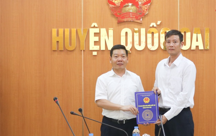 Huyện Quốc Oai: Trao Quyết định bổ nhiệm Trưởng Phòng Tài nguyên và Môi trường huyện