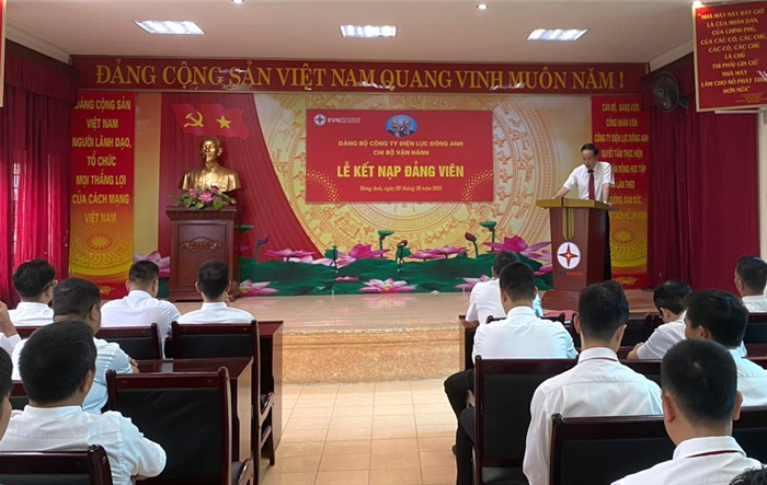 Đảng bộ Công ty Điện lực Đông Anh kết nạp đảng viên mới