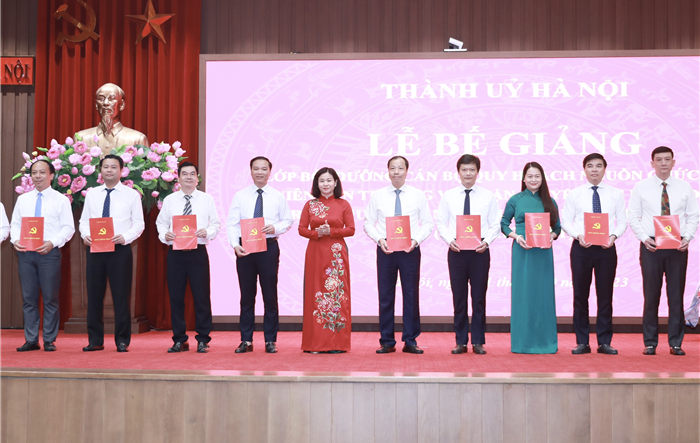Phó Bí thư Thường trực Thành uỷ dự lễ bế giảng lớp bồi dưỡng cán bộ quy hoạch nguồn