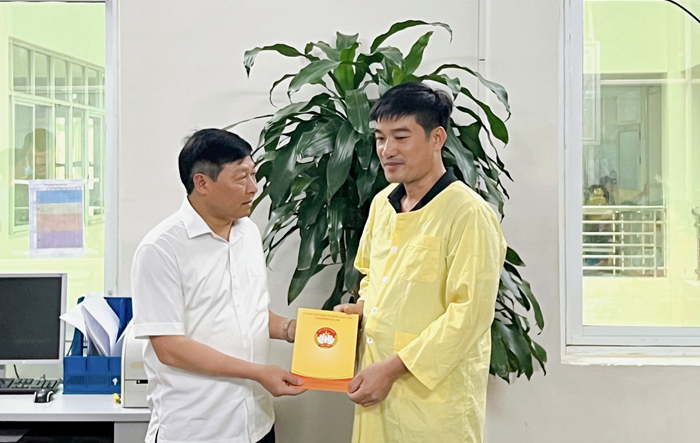 Phó Chủ tịch Uỷ ban MTTQ Việt Nam thành phố thăm hỏi, hỗ trợ gia đình nạn nhân vụ cháy tại xã Tứ Hiệp