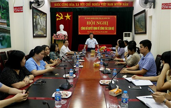 Thị xã Sơn Tây trao quyết định về công tác cán bộ tại Phòng Kinh tế