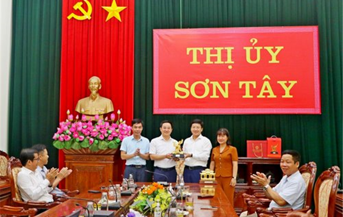 Đoàn đại biểu tỉnh Điện Biên thăm và làm việc tại thị xã Sơn Tây