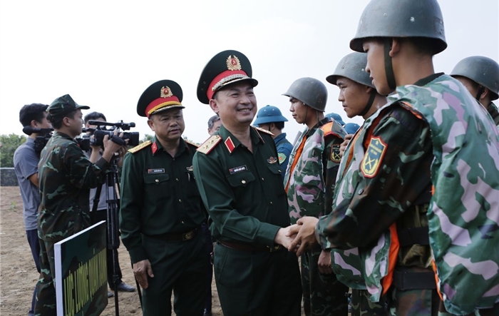 Diễn tập thực binh tiến công địch vu hồi đường sông