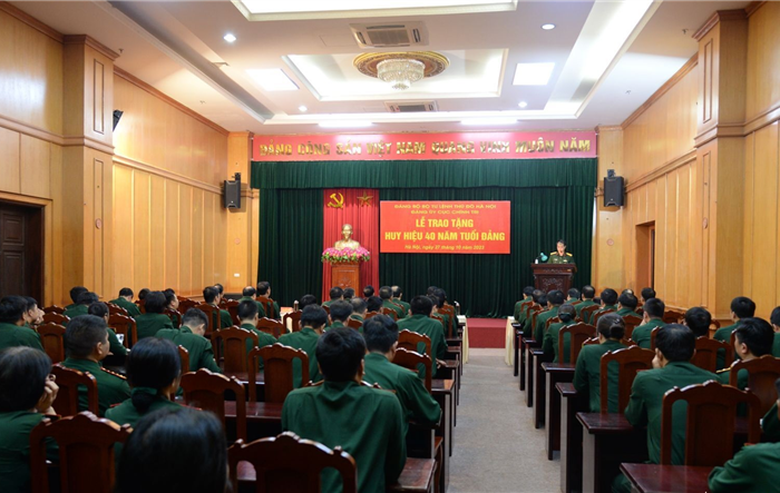 Thiếu tướng Nguyễn Xuân Yêm, nguyên Phó Chính uỷ Bộ Tư lệnh Thủ đô vinh dự nhận huy hiệu 40 năm tuổi Đảng 