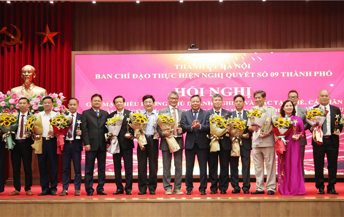 Biểu dương 33 chủ doanh nghiệp và 20 tập thể, cá nhân tiêu biểu trong thực hiện Nghị quyết số 09-NQ/TU