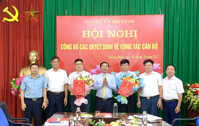 Bí thư Huyện ủy Mê Linh chủ trì công bố các quyết định về công tác cán bộ